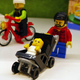 Ilustración para el artículo titulado Lego incluye una figura en silla de ruedas por primera vez en su historia